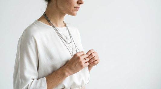 Minimalistický styl 2025 VERAMENTO — žena s necklaces